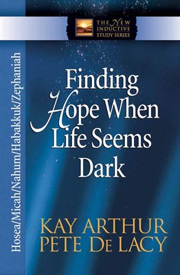 Finding Hope When Life Seems Dark (Paperback)