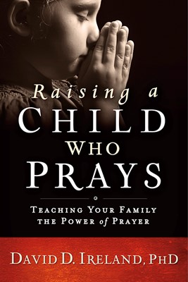 Raising A Child Who Prays (Paperback)
