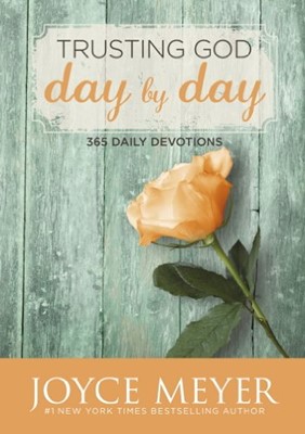 Trusting God Day By Day (Paperback)